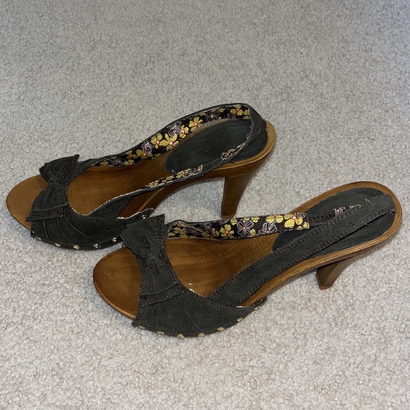 Brown Bow Sandals - Picture 2 of 5
